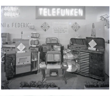 Esposizione di radio Telefunken, 1951 -
Bologna, Museo del Patrimonio Industriale, Archivio Fotografico, Fondo Fototecnica
bolognese Esposizione di radio Telefunken, 1951 -
Bologna, Museo del Patrimonio Industriale, Archivio Fotografico, Fondo Fototecnica
bolognese